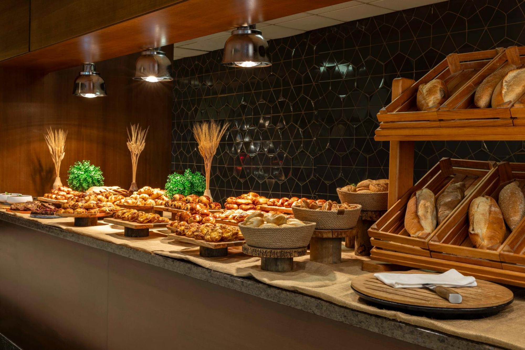 Ramada Plaza By Wyndham Istanbul Tekstilkent Hotel Екстериор снимка