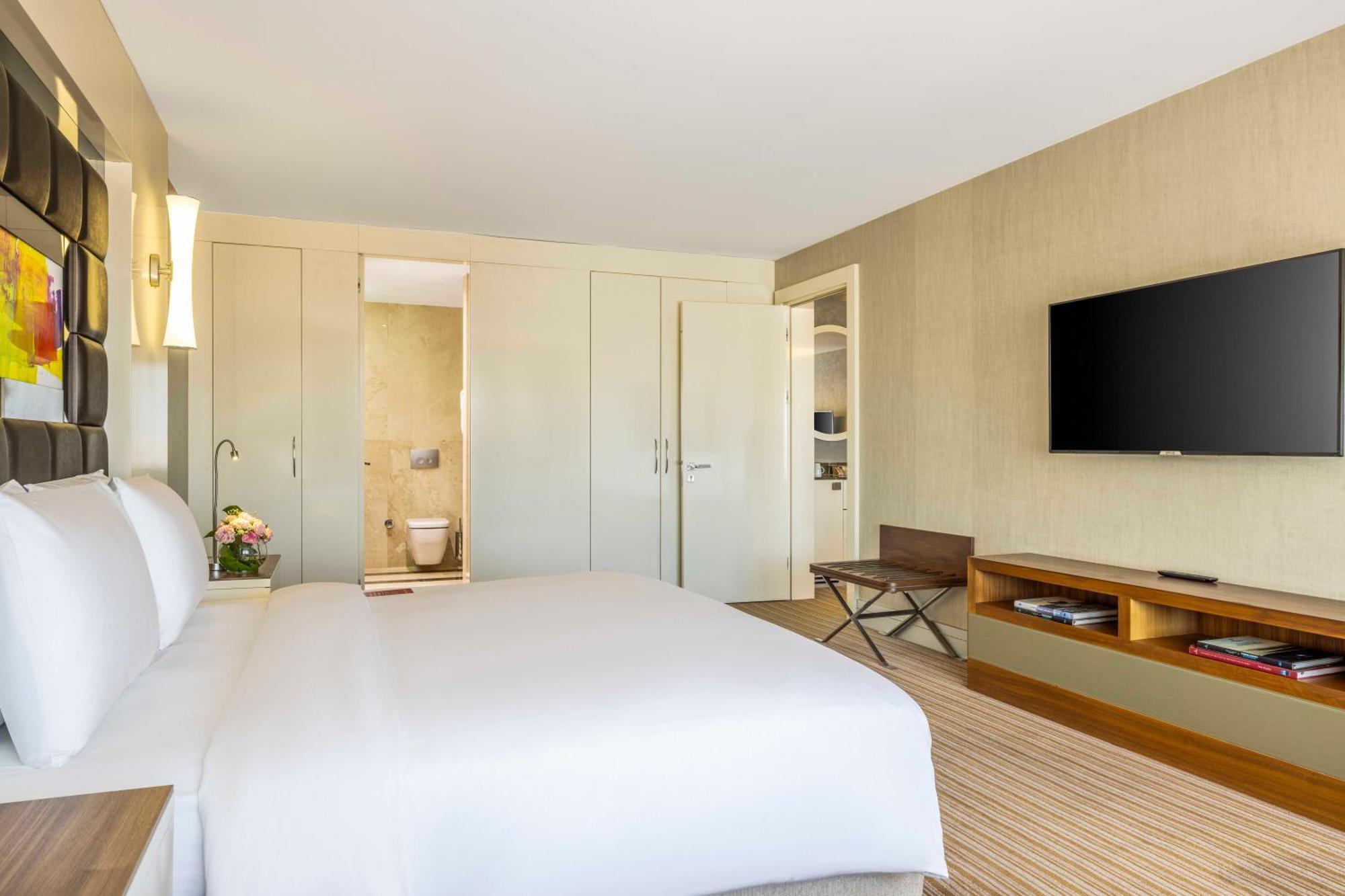 Ramada Plaza By Wyndham Istanbul Tekstilkent Hotel Екстериор снимка