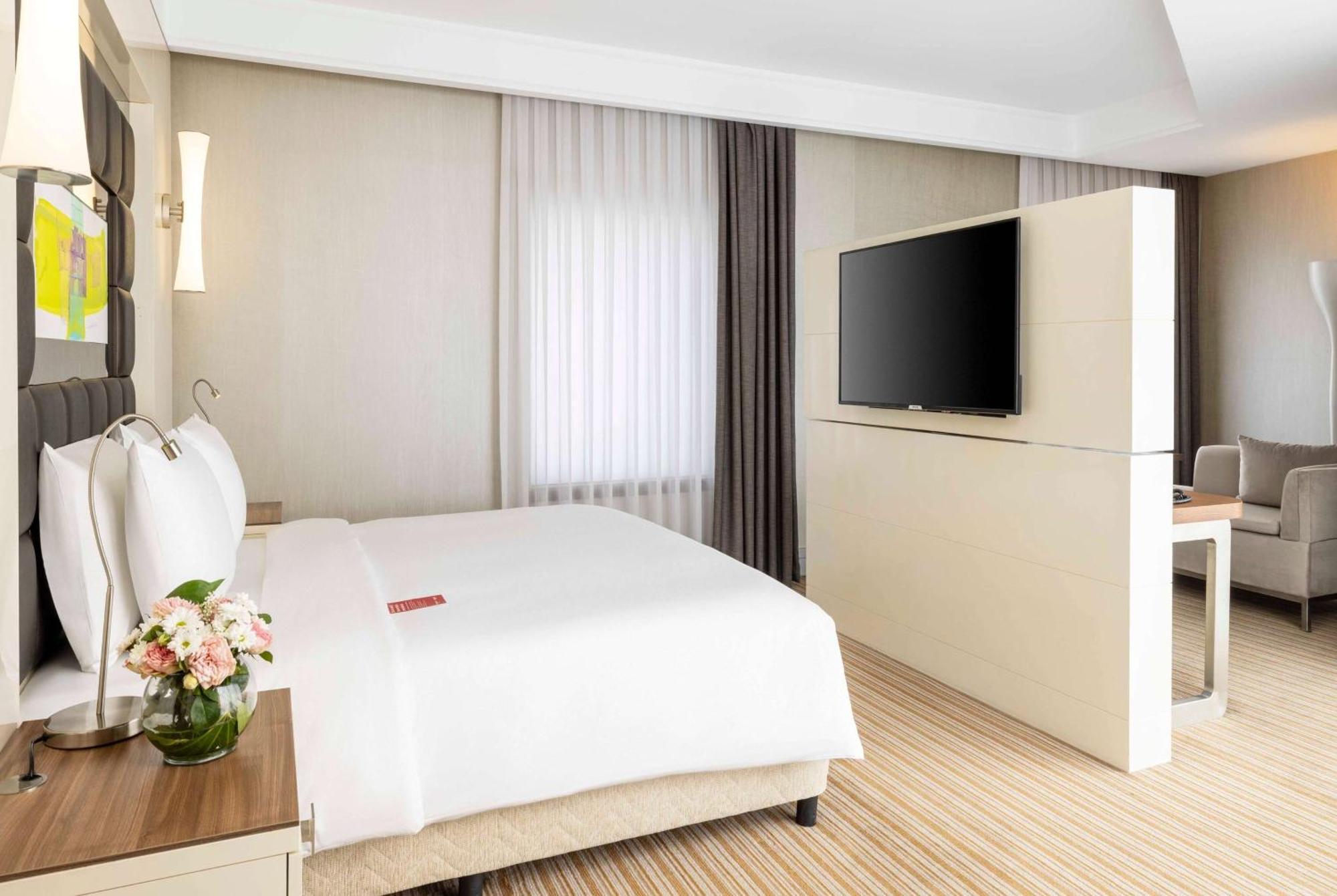 Ramada Plaza By Wyndham Istanbul Tekstilkent Hotel Екстериор снимка